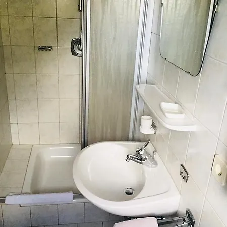 לינה וארוחת בוקר Schneider ניוסטיפט אים סטובאיטל